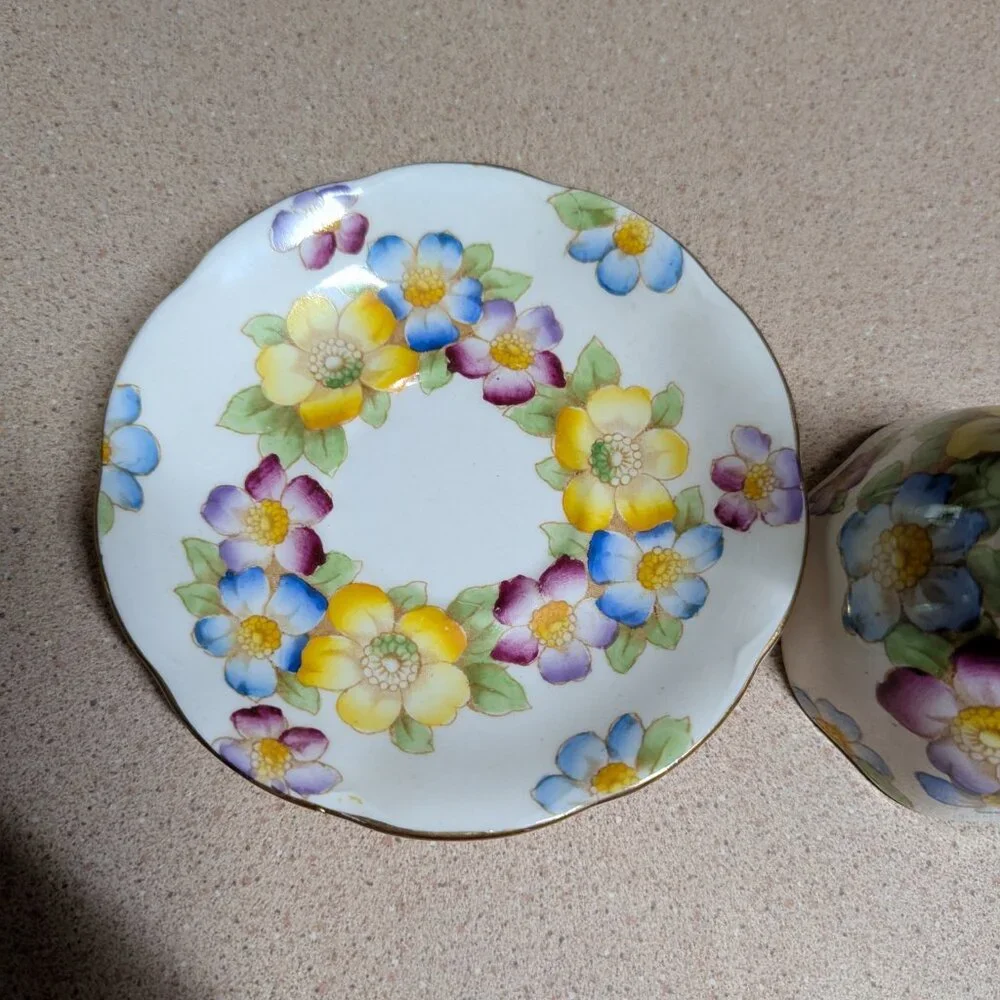 Royal Albert Floral Teacup & Saucer Set - Picture 4 of 11